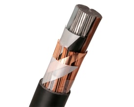 Nexans AXQJ Easy kabel med fire sektorformede aluminiumsledere, kobberskærm og sort PEX-isolering, vist med afisoleret kappe for konstruktionsdetaljer.