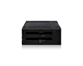 ICY Dock 4x 2.5" til 1x 5.25" bay mobilt rack i metal, set forfra med tydelige slottet til drev.