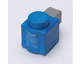 Danfoss spole til AKV ventil, 240VAC, set fra siden med fokus på den blå spole og grå konnektor.