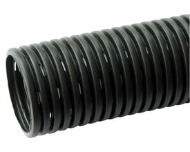 Nærbillede af et sort Eurodrain 80 mm drænrør med tydelige riller og 1,8 x 10 mm slidser for effektiv dræning.