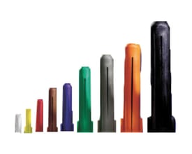 En række farvekodede Schneider Electric TP® plugs i forskellige størrelser og farver, herunder brun, på en hvid baggrund.