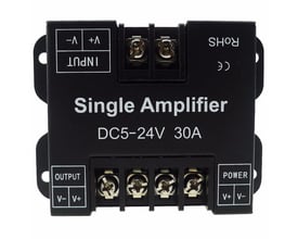 Frontvisning af sort signalforstærker til enkeltfarvede LED-strips med mærkater for input, output og strøm.