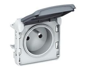 Legrand Plexo udtag i grå og hvid med åbent dæksel, viser 2P+J stik med pindjord, IP55-klassificeret.