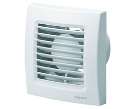 Maico Ventilatoren ECA 120 badventilator set fra siden, fremhæver dens kompakte design og udluftningsgitter i hvid.