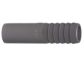 Tættere på Georg Fischer 16mm PVC slangestuds, der viser GF logoet præget i materialet og de karakteristiske ribber.