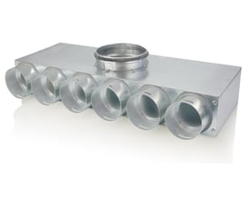 Air2Trust Boligflex fordelerboks i galvaniseret stål med 6 udgange til Ø75 mm rør og en central Ø125 mm tilslutning.
