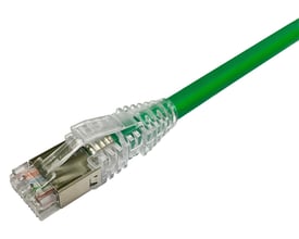 CommScope CAT.6A S/FTP LSZH patchkabel på 2,5 meter i klar grøn med transparente slimline aflastningstykker og metalstik.