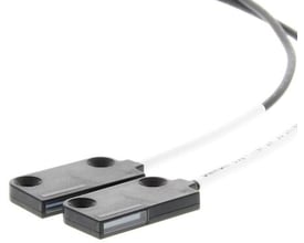 Omron E32-T16PR fiberoptisk sensorhoved med to firkantede sorte sensorer og 2 meter kabel på hvid baggrund.