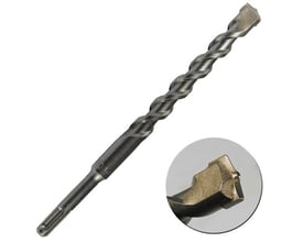 Ironside hammerbor med SDS-plus-skaft, 4 mm diameter og to skær, vist skråt med en forstørret detalje af borets spids.