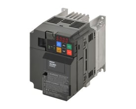 Omron 3G3M1 frekvensomformer på 2.2kW og 400V, vist med betjeningspanel og køleribber.
