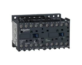 Schneider Electric TeSys K reverserende kontaktor, 12A, 2x3P+1NO, 230VAC, med tydeligt mærkede tilslutningspunkter og modelinformation.