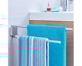 Tesa Ekkro 2-armet håndklædeholder i krom hænger to håndklæder på et badeværelsesarrangement.