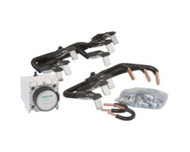 Montagesæt til Schneider Electrics motorstarter program, LA9-D8017, med to sorte kabelføringsbroer og en pose med terminaler.