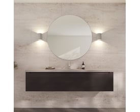 Loevschall Refine rundt spejl Ø100 cm med elegant ramme i børstet aluminium monteret over et mørkt træ-look skab.
