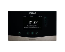 Vaillant sensoCOMFORT VRC 720 enhed set fra en let vinkel, med fokus på den mørke touchskærm og grå front.