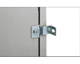 Schneider Electric vægbeslag til polyesterskab, vist monteret på siden af et gråt kabinet med et hvidt baggrund.