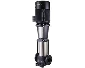 Grundfos CR 5-7 A-A-A-E-HQQE pumpe med sort motor og rustfri stål løbere, monteret på en flange til rørinstallation.
