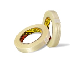 To ruller af 3M Filament tape 8959, 25 mm x 50 meter, klar, med synlige glasfiberforstærkninger på den lyse tape.
