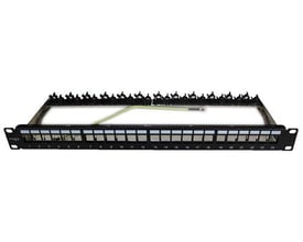 19" 1HE sort patchpanel med 24 RJ45 porte og en Easy-Clip mekanisme, inklusiv 4mm² jordledning.