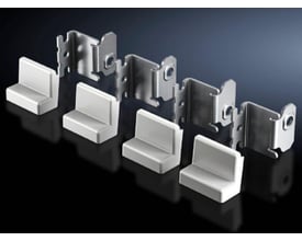 Fire Rittal vægbeslag til AX og KX stålplader, 40mm vægafstand, i en række på et mørkt, reflekterende underlag.