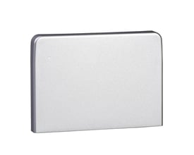 Schneider Electric OptiLine 45 endestykke i aluminium metallic finish, lavet af PC/ABS materiale med afrundede kanter.