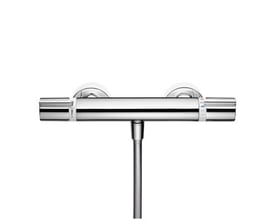 Hansgrohe Versostat² brusetermostat i skinnende krom med to greb til temperatur- og vandstyring, monteret på en blank stang.