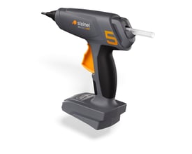 Steinel MG 5011 AMP limpistol i grå og orange, set skråt fra siden med limstang og batterifod.