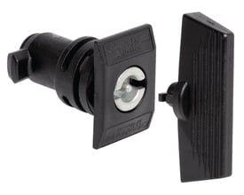 Schneider Electric lås til Thalassa PLM vægskab med nøgle, viser både låsemekanismen og det sorte greb.