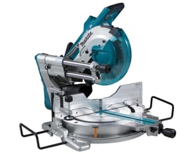Set fra siden er Makita DLS111ZU kap-/geringssav med 2x18V motor, stor snitkapacitet og pladsbesparende design på hvid baggrund.