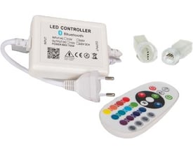 LIT230 Snap Controlbox RGB med Bluetooth fjernbetjening, stik og ledninger sat sammen på hvid baggrund.