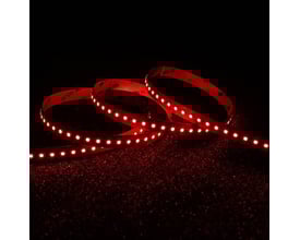 Ansell Lighting P-Cell LED bånd i rød farve, 5 meter, vist krøllet på mørk baggrund med glitrende effekt.