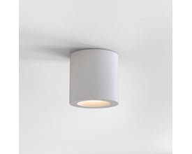 Astro Kos II rund påbygningsspot i hvid, monteret på et lysegråt loft med et blødt lys.