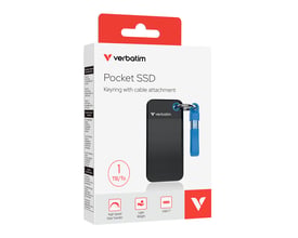 Emballagen til Verbatim Pocket SSD viser den sortblå eksterne SSD med nøglering og kapacitet på 1 TB.