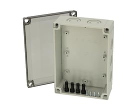 Fibox montageboks MNX M i lys grå polycarbonat med transparent dæksel liggende ved siden af. Inkluderer skruer og forborede kabelindgange.