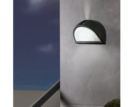 EGLO Onja udendørs væglampe monteret på en mørkegrå facade i tusmørke med himmel i baggrunden.