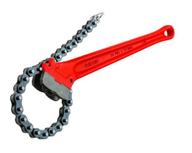 Ridgid kæderørtang C-18 i rød med '2 1/2" PIPE & FITTINGS' indgraveret på skaftet.
