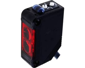 Omron E3Z-LS83 fotocellesensor med rektangulært sort hus og rød LED synlig gennem fronten.