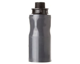 Sort plastovergang på 63/32 mm x 3/4" til indføringsbøjning, med gevindnippel øverst.