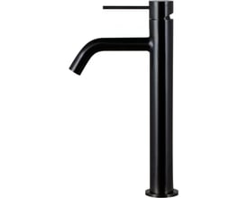 Enkelt Scandtap Steel Voyage High håndvaskarmatur i mat sort, fotograferet isoleret mod en hvid baggrund.