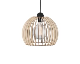 Mellemstore Nordlux Chino pendellampe med skærm af lyse trælameller og en synlig glødepære.