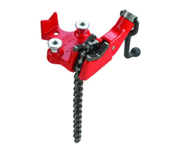 Ridgid kæderørholder BC210 set fra siden, viser den robuste støbejernskonstruktion og kædehåndtaget i rød.