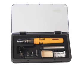 Detaljeret billede af Sievert gasloddepen med piezo-tænding og dens inkluderede tilbehør i en praktisk opbevaringskuffert.