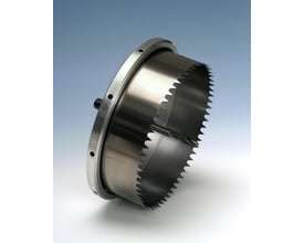 Thürmer cylindrisk hulsav til træ og gips, Ø 125 mm og D 49 mm, set skråt med de takkede skærekanter synlige.
