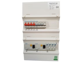 Færdigmonteret hvid gruppetavle UG12 med to røde HPFI 40A, fire grå automatsikringer og transientbeskyttelse.