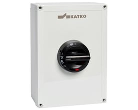 Katko ABS reparationsafbryder med 4 poler, 16A og AC23 mærkning, monteret med sort drejehåndtag på et hvidt kabinet.