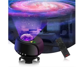 Galakse projektør med fjernbetjening projicerer stjerner og galakser på et soveværelseloft og bagvæg.