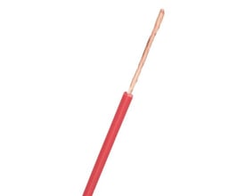 Rød H05V2-K monteringsledning 1x0,75mm² med en kobberleder synlig i den afisolerede ende, præsenteret isoleret.