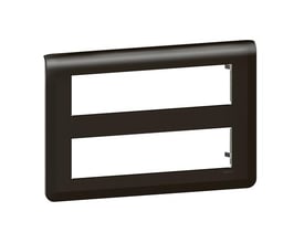 Legrand Mosaic horisontal ramme i mat sort, 2x8M, med to åbninger til moduler og Legrand logo.