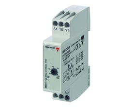 Carlo Gavazzi tidsrelæ med impulsrelæ og forsinket udkobling i sandfarvet hus, set skråt med tidsvælger og tilslutninger.