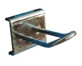 Maskinfabrikken Universal dobbelt krog med rund snude, 100mm lang og Ø4mm tyk, fremstillet i metal med firkantet bagplade.